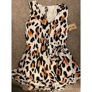 New Peach Love Sz Med Romper. Tieable bow at hip.